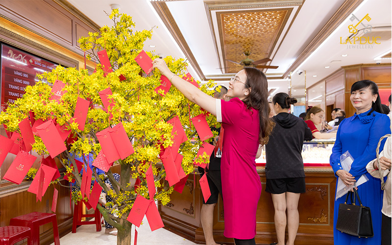 Rộn ràng Ngày Vía Thần Tài tại Lập Đức Jewellery: Trao lộc đầu xuân, gửi trọn thịnh vượng 4