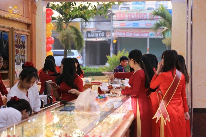 nhẫn v&agrave;ng nữ