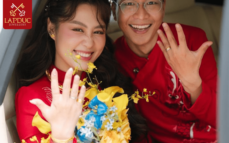 Nhẫn cưới đeo tay n&agrave;o