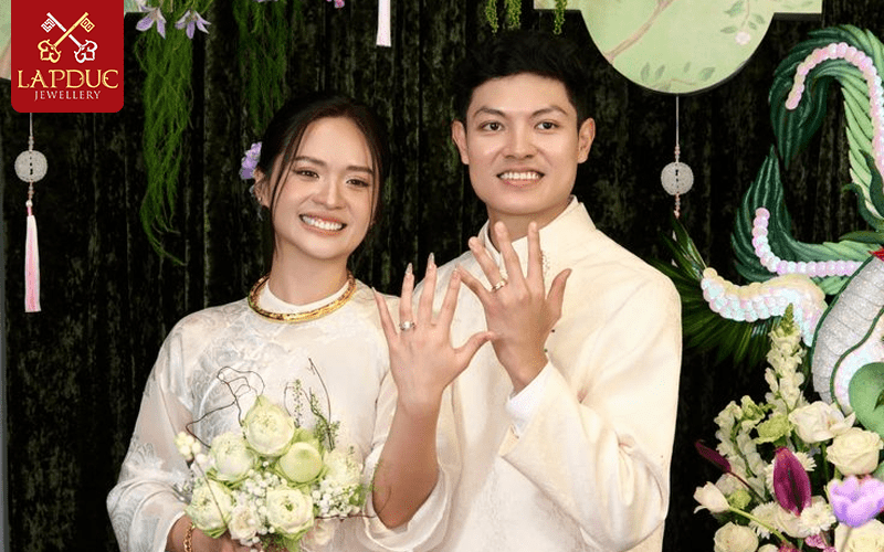 Nhẫn cưới đeo tay n&agrave;o