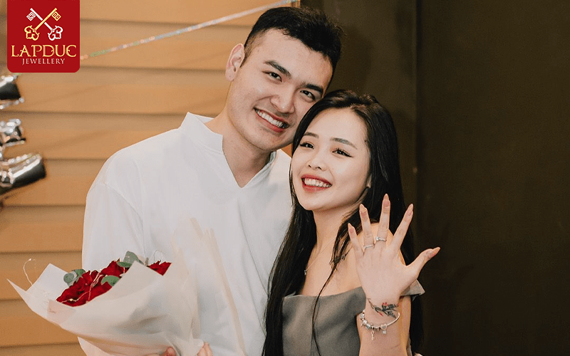 Nhẫn cưới đeo tay n&agrave;o